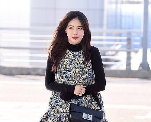 好身材 泫雅选的裙子很奇怪，好身材都藏住了，看着像个小孩一样