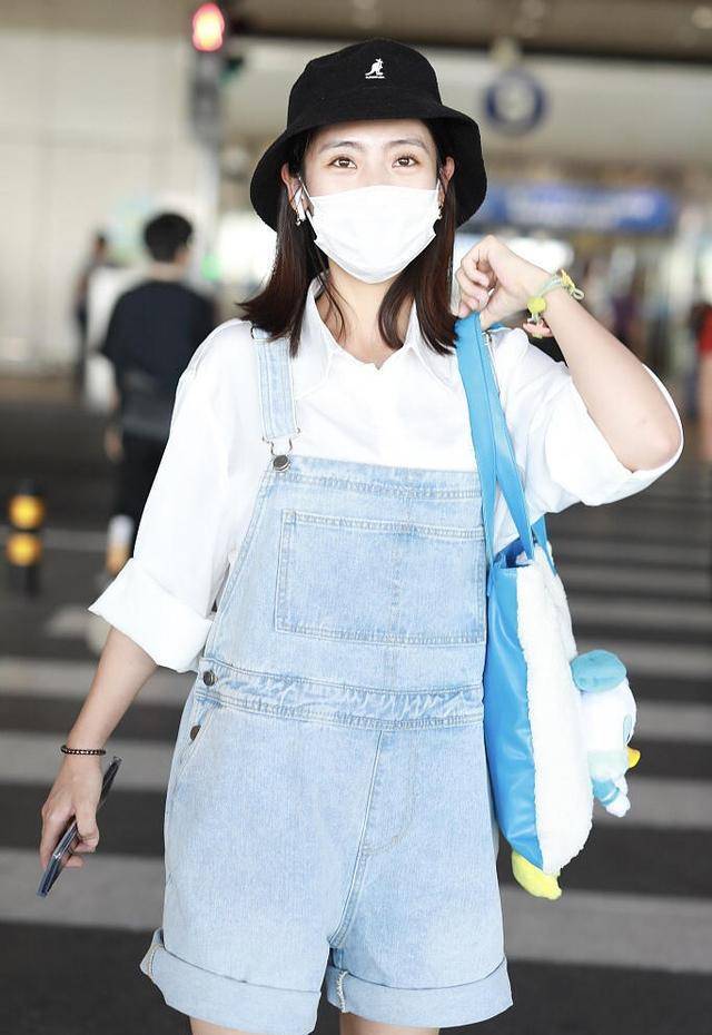 身材 邢菲真有女神范，穿白色衬衫搭配牛仔背带裤走机场，简约洋气