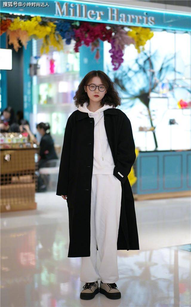 身材 穿卫衣不一定要配牛仔裤，瞧今年这几种新穿法，时髦显瘦又减龄