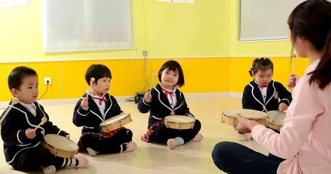 崩溃|幼儿老师发现孩子衣服标签被剪，背后原因让她崩溃，园长：已退园