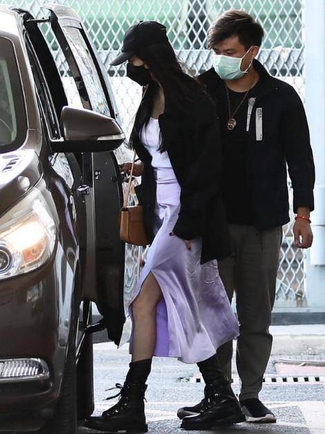 黑色 杨幂穿一袭黑色礼服霸气亮相，再也没有清纯少女感，气场火力全开