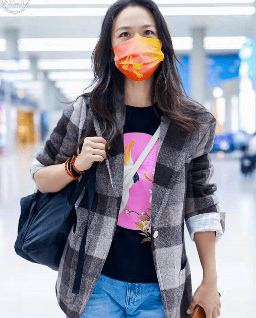 色彩 汤唯脱下礼服赶飞机!穿格纹西装戴中国红口罩心情大好,颜值绝了