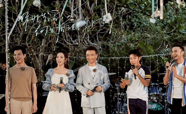 身材 央视一姐李思思不惧素颜！穿健美裤秀出超模腿，难怪能惊艳撒贝宁