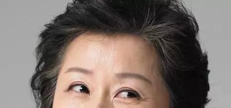 地方中年女人化妆：一个地方要白，一个地方要黑！不用装嫩，简单漂亮