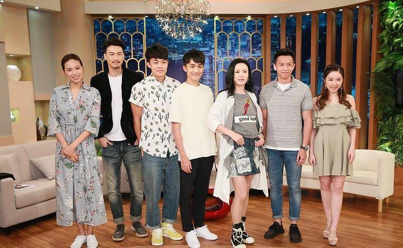 中年人 曾华倩的休闲穿搭太显嫩了,和年轻小伙拍合照,都看不出是中年人