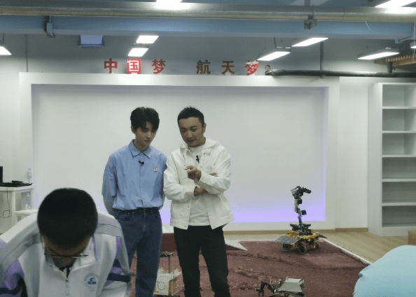 宠儿 王俊凯在校园录制节目被偶遇，帅气清爽的打扮真时尚！时尚界宠儿