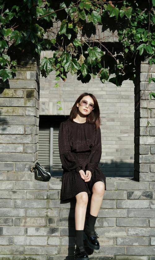 背心 高圆圆42岁生日写真曝光,穿黑色豹纹连衣裙配短靴,优雅知性气质佳