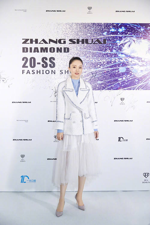 董璇 董璇机场拧女儿耳朵！穿西装露脐装美如画，女儿躲怀里撒娇太可爱