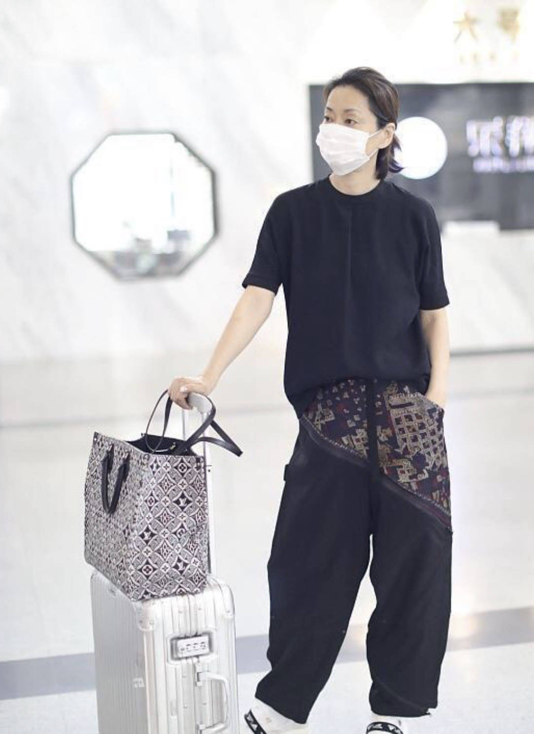 配饰 毛阿敏越老越潮，穿一身黑还扎个小揪揪，瘦成“麻杆”也有大姐范