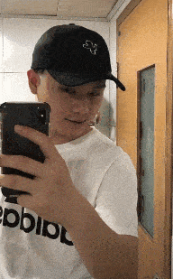 搞笑GIF：妹子，你的嘴是有多大呢，這麼能吃 搞笑整蠱 第2张