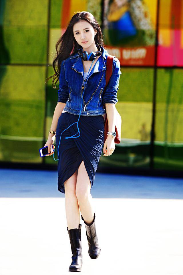 朱孝天 朱孝天老婆罕露面，穿T恤配百褶裙好娇俏，赖在老公怀里撒娇真甜