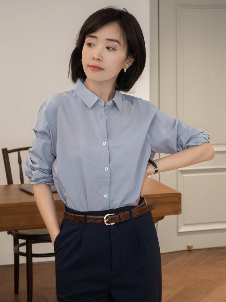 蓝色 上班的女生怎么选择衬衫？浅蓝色衬衫配西装裤或半身裙，就很好看