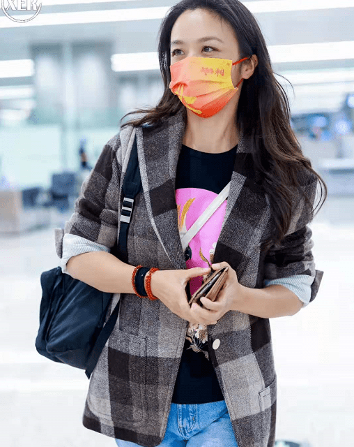 色彩 汤唯脱下礼服赶飞机！穿格纹西装戴中国红口罩心情大好，颜值绝了