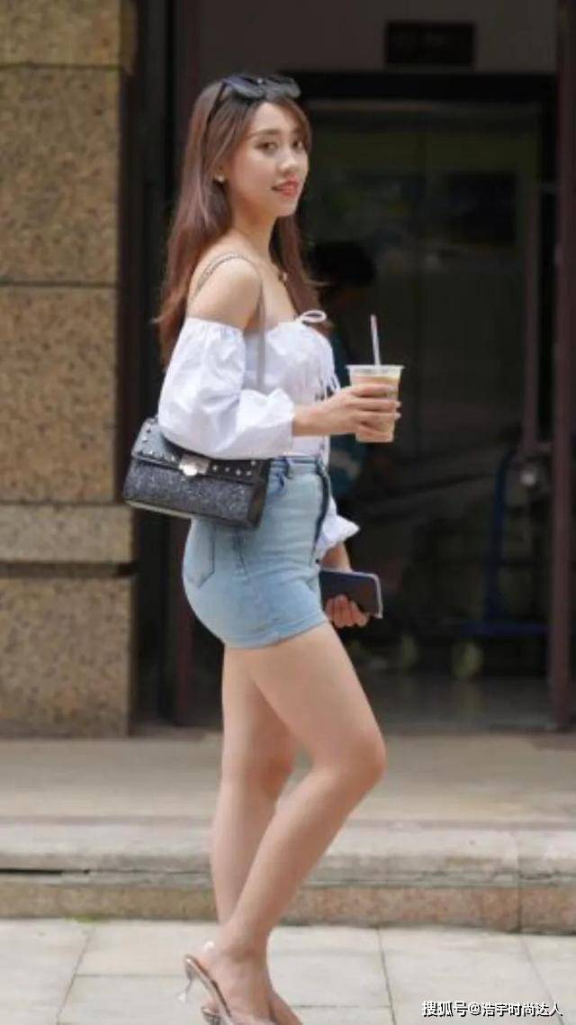 设计 一字肩衬衫搭配牛仔包臀裙,高矮胖瘦都能穿,饱满又圆润