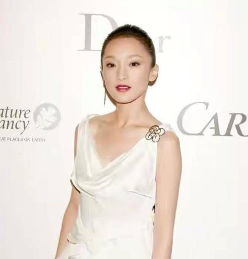 大腿 周迅为秀美腿可真拼！小白裙短到大腿根，露出内搭更时尚