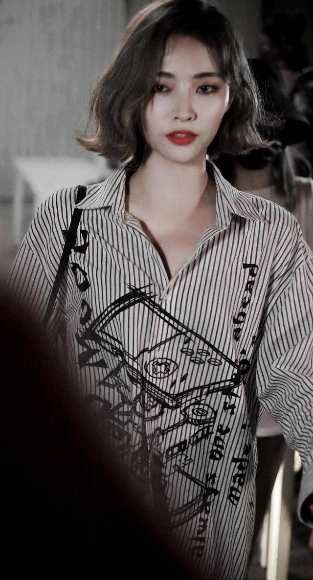 黑色 许佳琪的魅力无人能及,短发造型配条纹衬衫中性洒脱,时髦利落