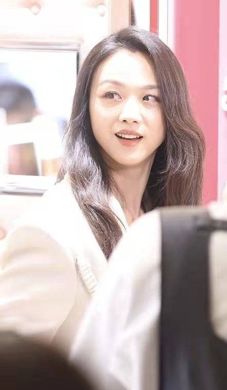 显得 汤唯的性感永远秀的这么高级,浅绿西装小深V,卷发红唇韵味拉满