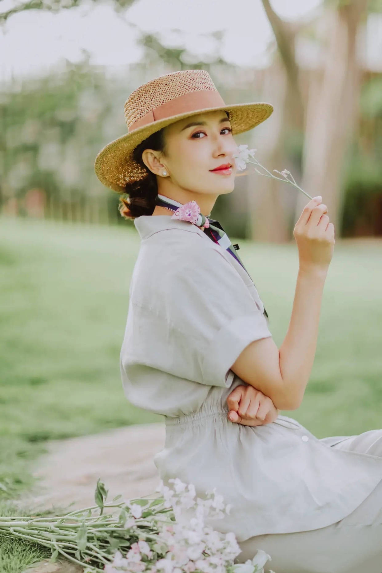 张蕾 张蕾的优雅总是那么高级，浅灰色套装配草编小礼帽，人比花娇俏