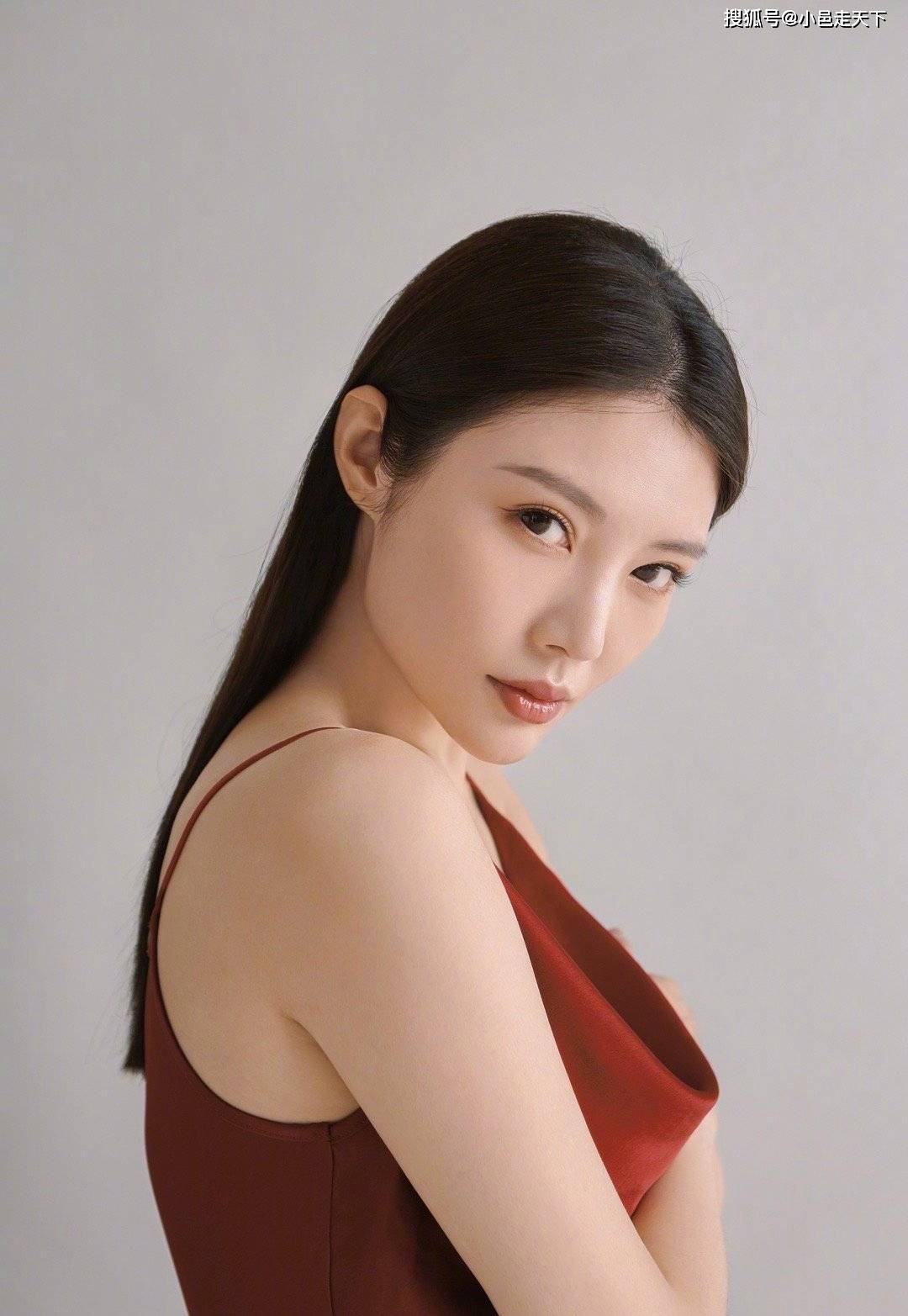 徐冬冬黑长直妩媚写真