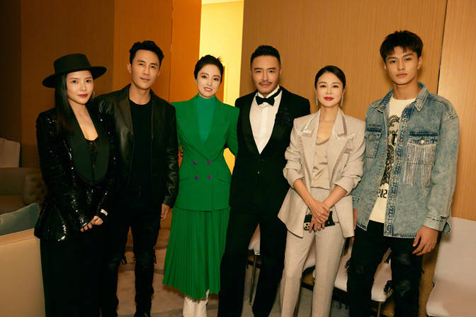 董璇 董璇机场拧女儿耳朵！穿西装露脐装美如画，女儿躲怀里撒娇太可爱