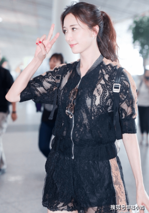 身材“林志玲”一把年纪还这么大胆，穿透视衣走机场，真不怕老公吃醋