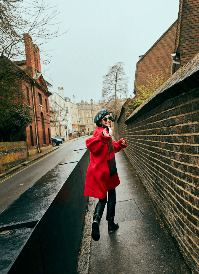 见识 52岁许晴真年轻，穿红大衣配长靴开心大笑，见识到了真正的气质美