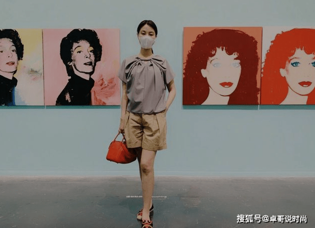 设计 穿连体长裙超显身材，画大红色唇妆，不愧是央视女神，气质绝了