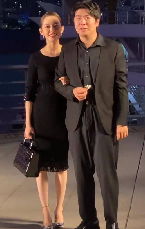曲线 朗朗福气不浅，妻子吉娜穿小黑裙曲线好美，带着参加活动真长脸