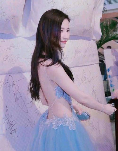 锁骨 刘亦菲真不怕走光？水蜜桃圆润身材，穿大露背连衣裙皮肤白到发光