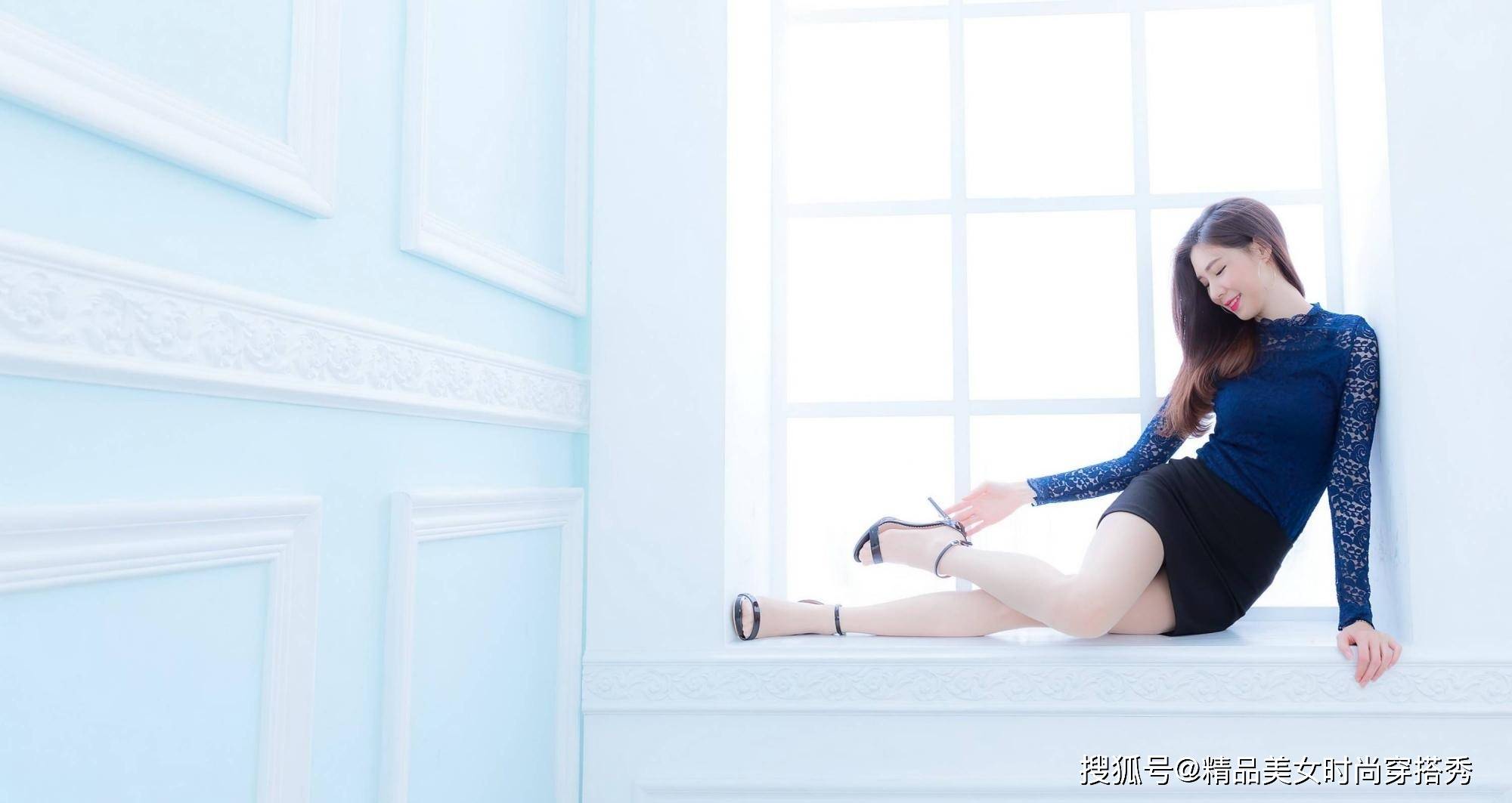 职场 蓝色钩花上衣，简约时尚，下搭黑色包臀裙彰显修长美腿，靓丽动人