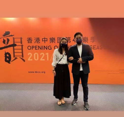 长发 郭晶晶跟老公观展，穿衬衫长裙很知性，刚好遮住X型腿的缺陷！
