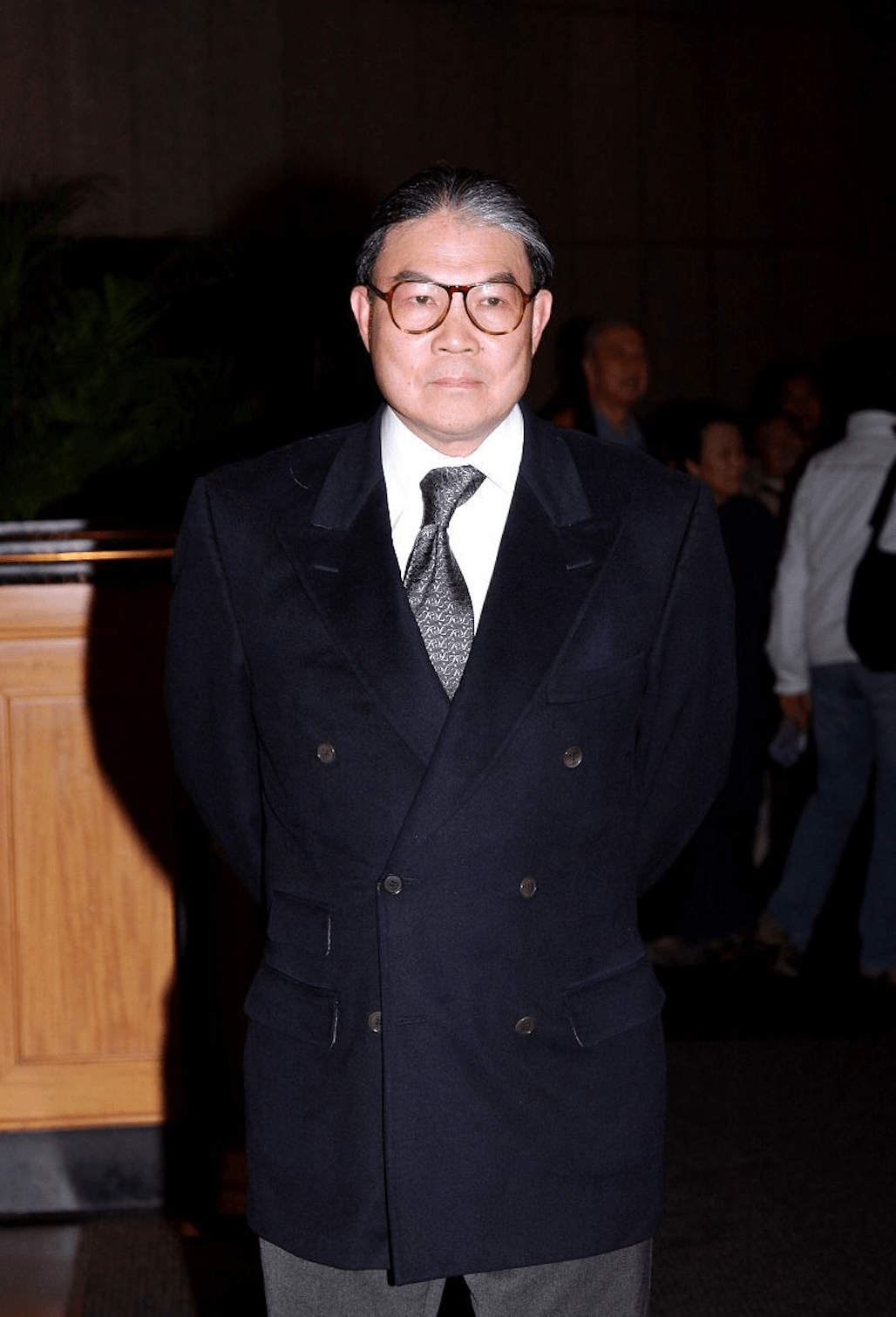 75岁霍震霆与何超琼出席聚会,红裤子配红衬衣,打扮狂野潮范十足