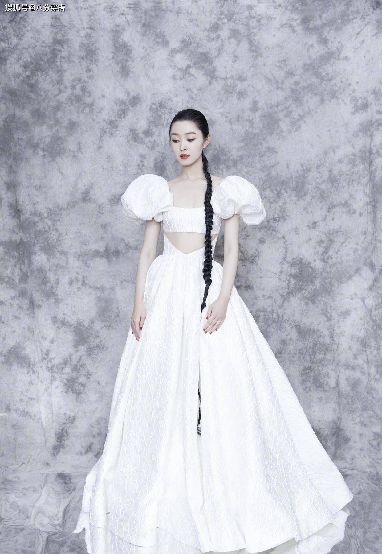 亮点 宋轶真是又美又飒，穿黑色皮衣帅气利落又有气场，美得高调