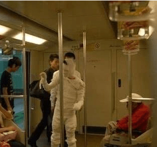 搞笑圖片幽默段子笑話：哥們，你都快成木乃伊了，還來擠地鐵？ 搞笑整蠱 第1张