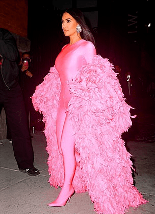 羽毛 金卡戴珊新造型又闪耀了！粉色紧身衣配羽毛斗篷，女王气场太强了