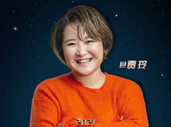 黑色 贾玲直逼200！穿卫衣配半身裙八字步迈不开，脖子上三层肉比脸粗福相