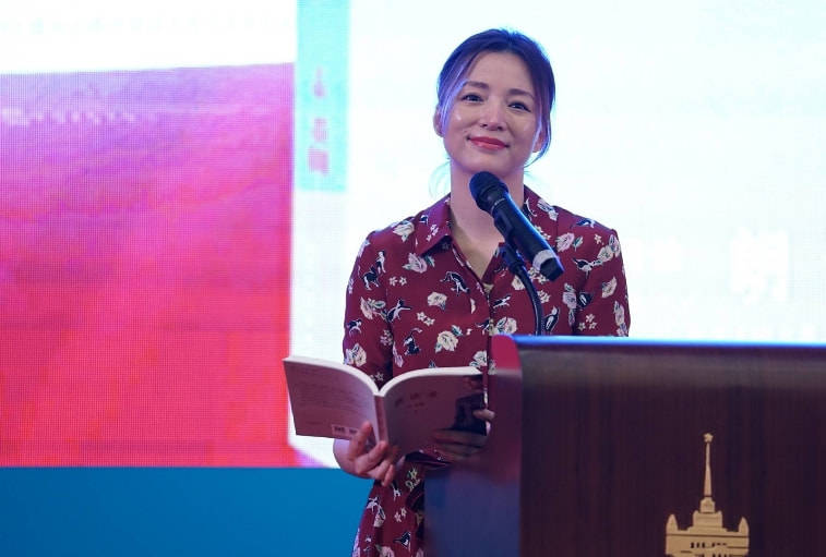 皮肤董卿气质好是包装出来的，素颜土黄皮松，驼着背俨然一个老阿姨！