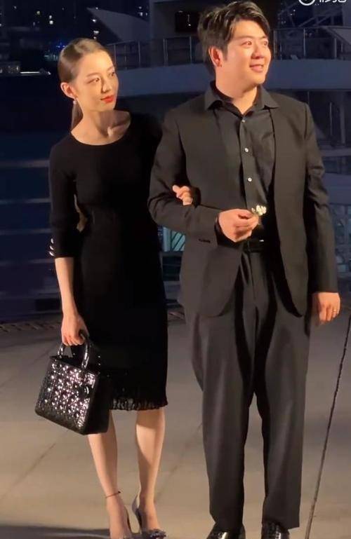 曲线 朗朗福气不浅，妻子吉娜穿小黑裙曲线好美，带着参加活动真长脸