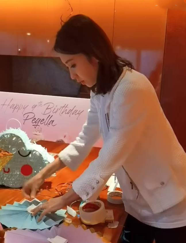 灯笼 黎姿为女儿庆生真细腻!穿香风外套配长靴,提灯笼折信纸母爱溢出