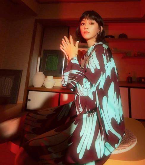 活动|陈意涵挺9月孕肚出席活动，黑裙低调不显腹，孕期身材管理超在线