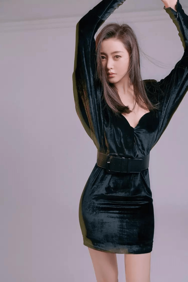 腰部 张天爱素颜仍有精神头，穿着紧身的衣服，露着肚子还露着锁骨