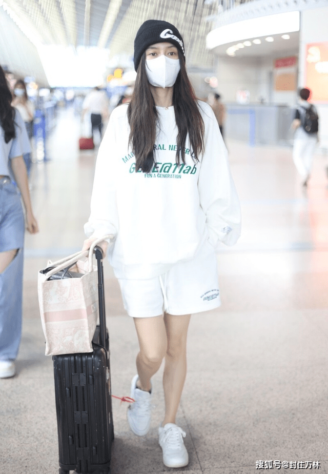 小姑娘 Angelababy是怎么想的？小白鞋吊牌没折直接穿，配卫衣似小姑娘