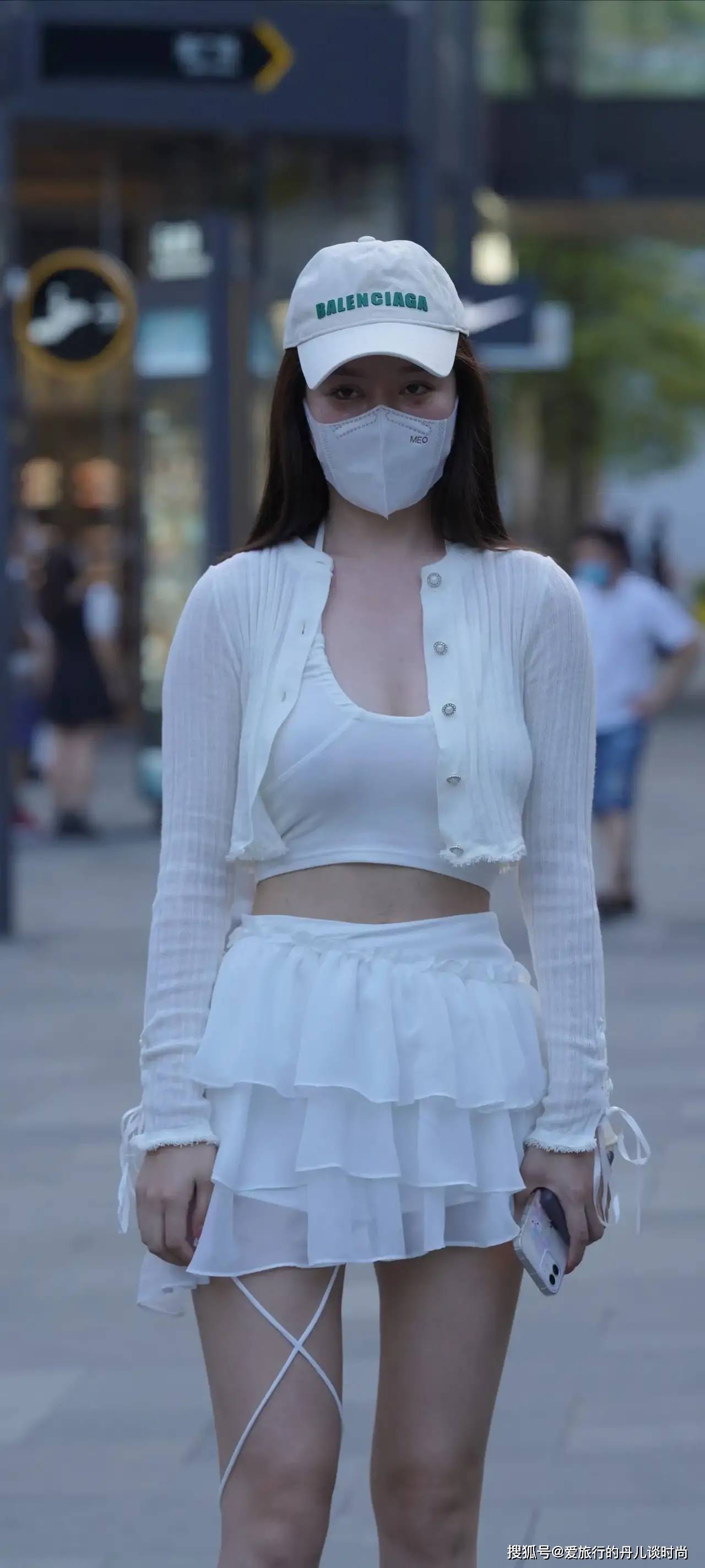 范的 小姐姐真会穿！白色针织开衫搭配白色蛋糕短裙，惊艳不止一点点