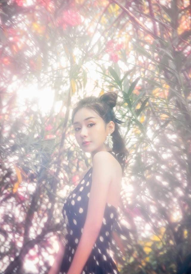 设计 白敬亭“老搭档”太甜了，郑合惠子穿波点裙甜美可爱，像小孩子