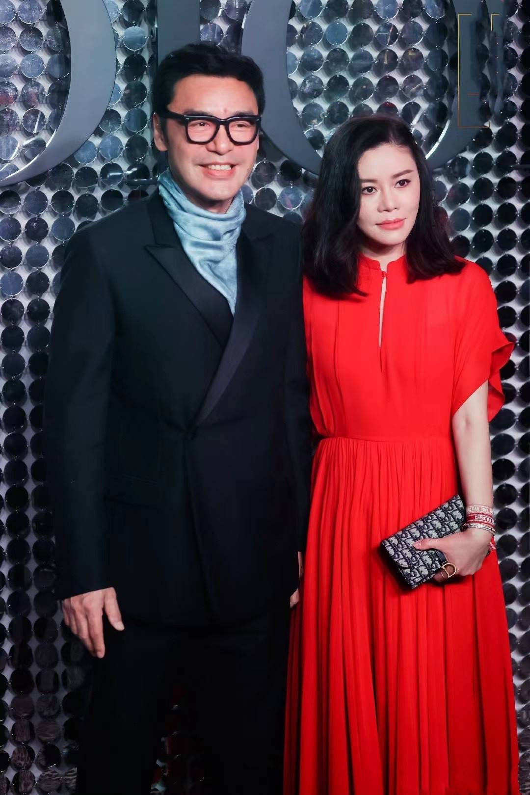 众星捧月 钟镇涛妻子庆生众星捧月，一家5口同框她穿衬衫稳坐C位，真幸福