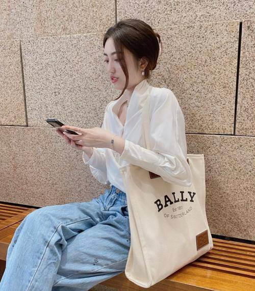 牛仔 《少年派2》赵今麦穿白衬衫配海蓝色牛仔短裤特显清纯时尚