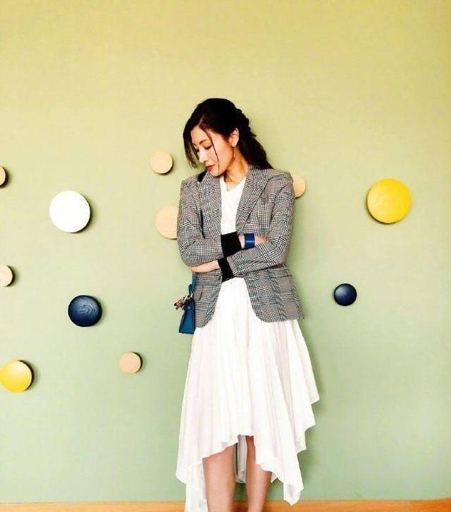 李嘉欣 51岁李嘉欣发福显老态，穿宽版西装配长裙难掩臃肿，幸好气质还在