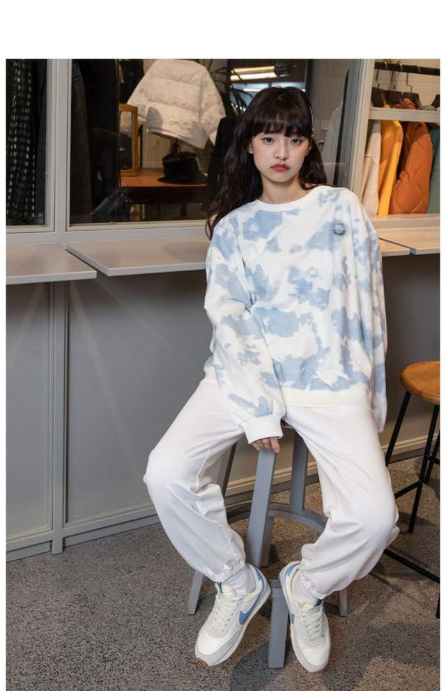 下装 郭碧婷成为宝妈风采依旧,卫衣搭阔腿牛仔裤,随性减龄超好看