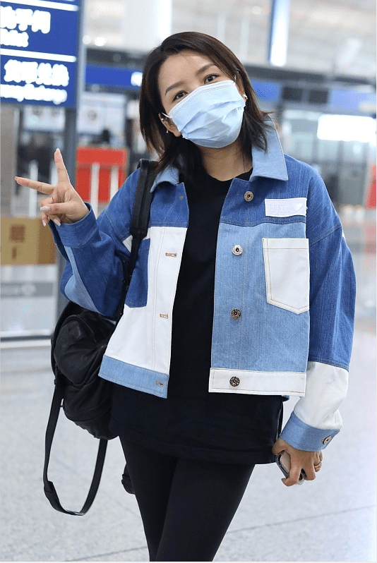 整体 女明星说瘦就瘦!何洁穿牛仔外套配紧身裤,小腿不仅细线条也匀称