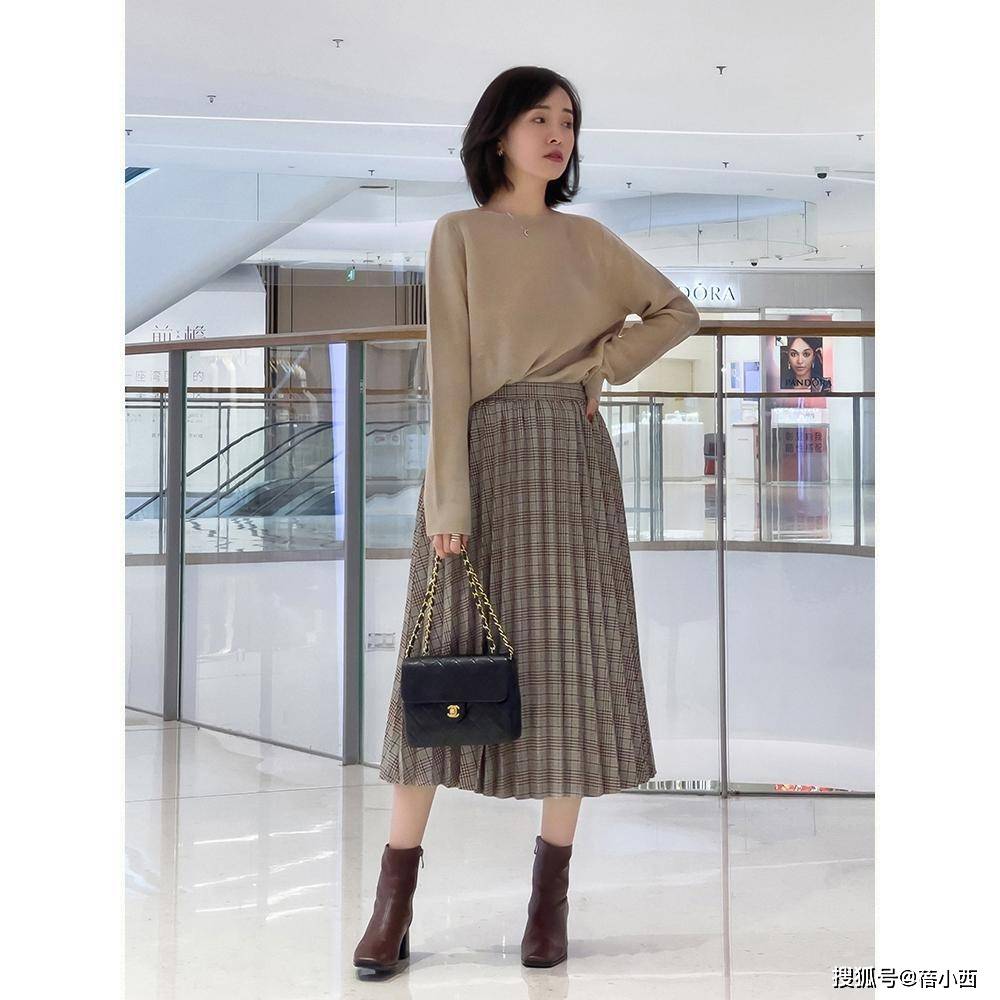 身材 秋天建议30+女性多穿“半身裙”，搭配毛衣、风衣，优雅又显气质